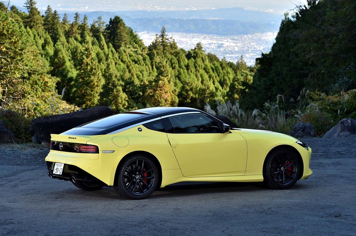 【日産フェアレディZバージョンSTのスペック】
	ボディーサイズ：全長×全幅×全高＝4380×1845×1315mm／ホイールベース：2550mm／車重：1620kg／駆動方式：FR／エンジン：3リッターV6 DOHC 24バルブ ターボ／トランスミッション：9段AT／最高出力：405PS（298kW）/6400rpm／最大トルク：475N・m（48.4kgf・m）/1600-5600rpm／タイヤ：（前）255/40R19 96W／（後）275/35R19 96W（ブリヂストン・ポテンザS007）／燃費：10.2km/リッター（WLTCモード）／価格：648万2500円
	
	【取材時の燃費データ】
	テスト距離：330.3km（市街地1：高速道路7：山岳路2）／使用燃料：40.3リッター（ハイオクガソリン）／参考燃費：8.2km/リッター（満タン法）／8.1km/リッター（車載燃費計計測値）