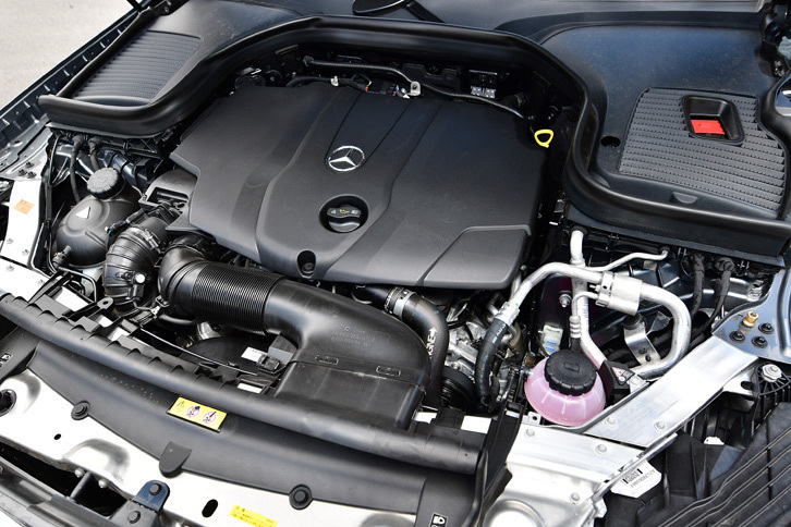 最高出力170ps、最大トルク400Nmを発生する2.2リッター直4ディーゼルターボエンジン。トルコン式の9段AT「9Gトロニック」が組み合わされる。