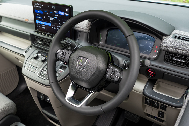 ステアリングホイールは本革巻き。回生ブレーキの強さを任意にコントロールできる「減速セレクター」（ステアリングパドル）が備わっている。