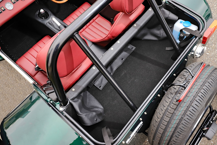 運転席の後方に備わる荷室。ソフトトップを張ると、容易に荷物の出し入れができないところが悩ましい。