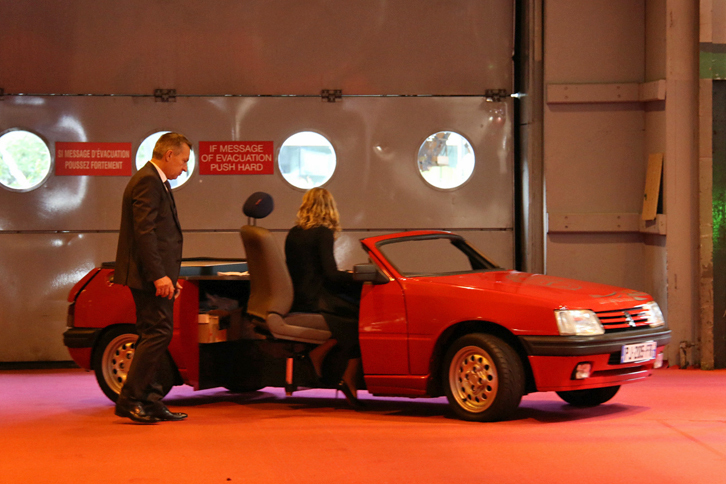 な、なんですか、この「プジョー205」は？　聞けば、リサイクル部品業を営む「デパナージュ70」社が改造、電動化したものだった。名づけて「動くオフィス机」だそうな。