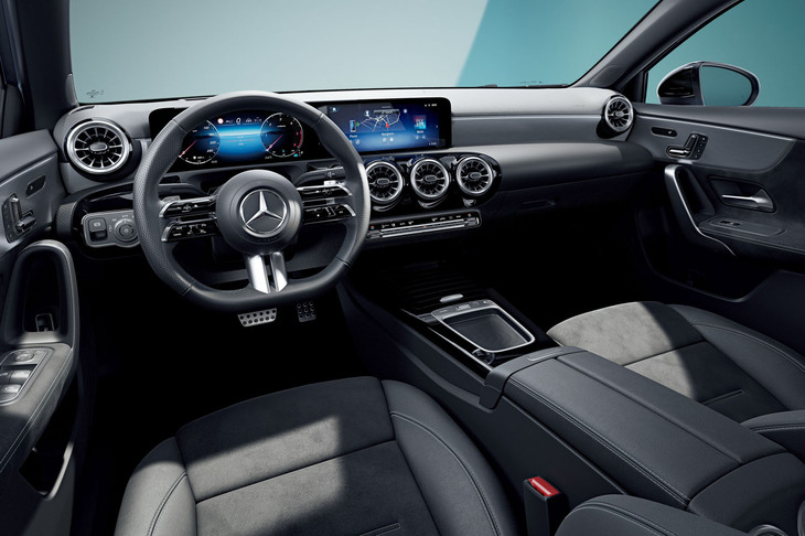 「Aクラス セダン ファイナルエディション」のインテリア。「本革巻きスポーツステアリング（ナッパレザー）」と「スポーツシート」が標準で装備される。