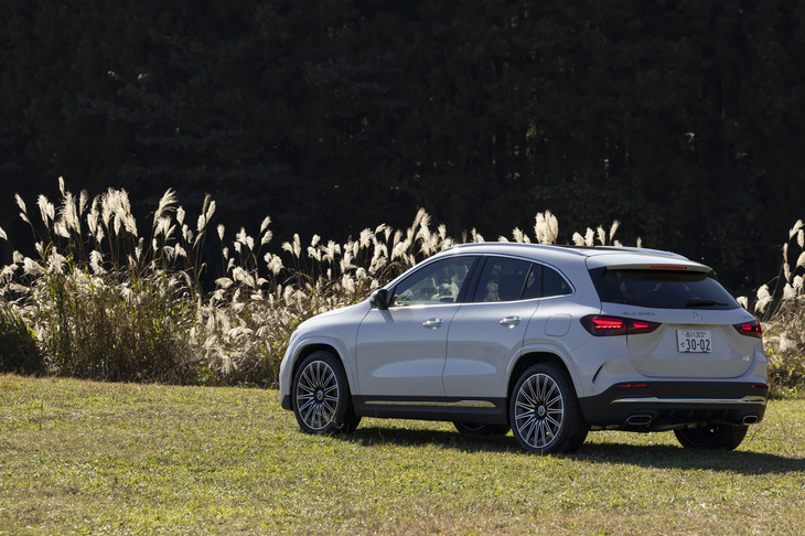 今回の試乗車は「GLA200d」のAMGラインパッケージ装着車。ホイールアーチがブラックからボディー同色に変更される。