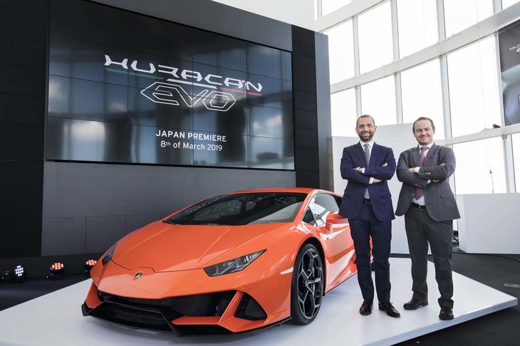 発表会で「ウラカンEVO」を紹介したランボルギーニ・ジャパンのカントリーマネージャー、フランチェスコ・クレシ氏（左）と、イタリアから来日したウラカンEVOローンチプロジェクトマネージャー、ヴィットリオ・ミラノ氏（右）。