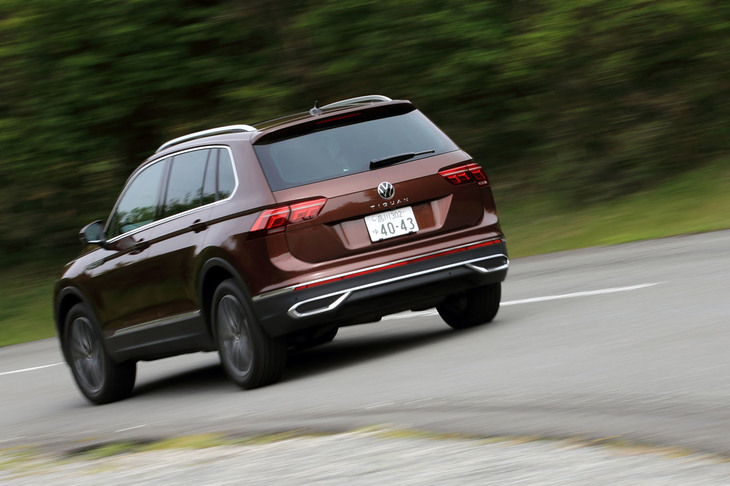 ドイツ本国において、2020年SUV登録台数No.1の実績を誇る「ティグアン」。今回のマイナーチェンジで車名を示すエンブレムが、他のフォルクスワーゲン車と同じくリアゲート中央部に移動した。