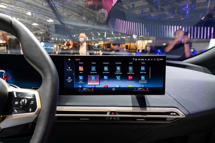 BMW iX（センタースクリーン）