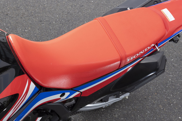 ＜s＞タイプのシート高は885mmと、標準仕様より55mmも高いが、座るとサスペンションが大きく沈み込むので、数値ほど乗りづらさは感じない。