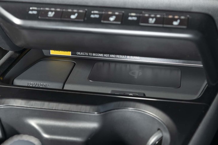 シフトセレクター前方にレイアウトされた「おくだけ充電」（スマートフォンの無接点充電器）は2万4200円のオプション装備。