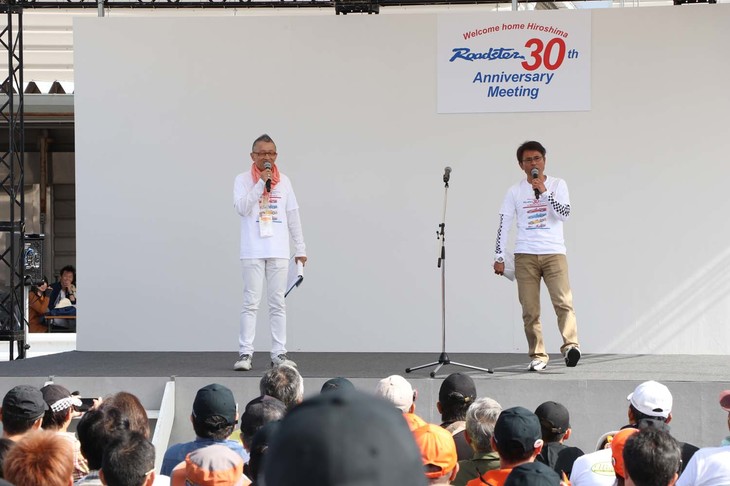 ステージイベントの司会を務めたのは、ロードスター・クラブ・オブ・ジャパン会長の水落正典さんとD1などの実況でも知られる鈴木 学さん。イベント開催を祝して、開会式には、三次市長も駆けつけた。