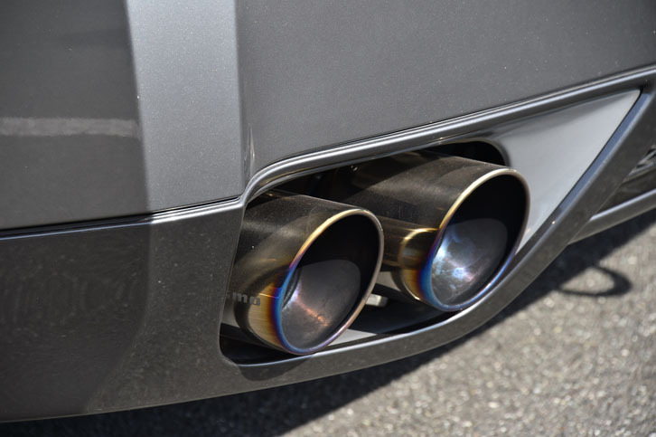 虹色に浮かび上がる焼け色が特徴の、スポーツチタンマフラー。価格は47万8000円。