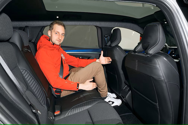 リアシートには十分なスペースがあり、背の高い人でもゆったりと座ることができる。