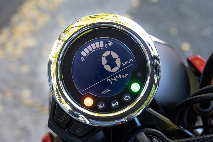 メーターはシンプルなモノクロ液晶。始動時に「00」の表示が“まばたき”するアニメーションがかわいらしい。