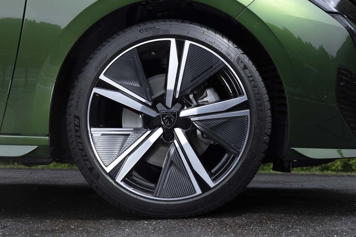 タイヤ＆ホイールは18インチで、試乗車はミシュランのプレミアムコンフォートタイヤ「プライマシー4」を履いていた。