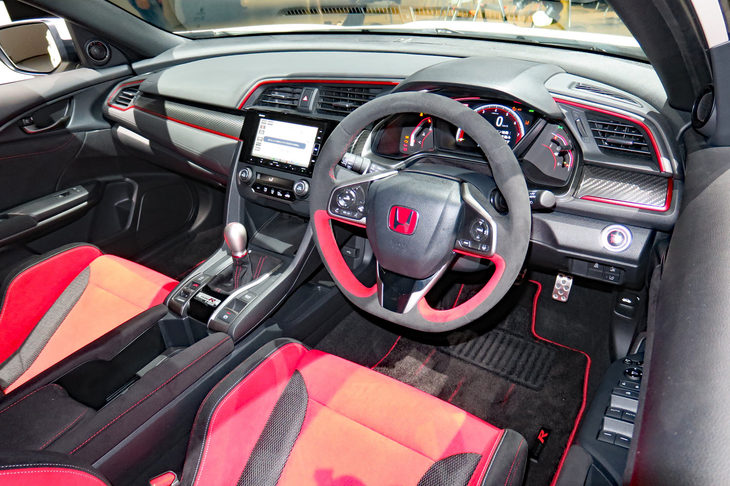 コックピットの様子。ステアリングホイールはアルカンターラ仕立てに。