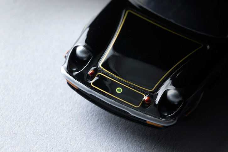 今回撮影したのは、緻密な作りこみを特徴とする「トミカプレミアム」のモデルである。フロントまわりを見ると、ピンストライプやロータスのエンブレムまで再現されている。（写真＝郡大二郎）