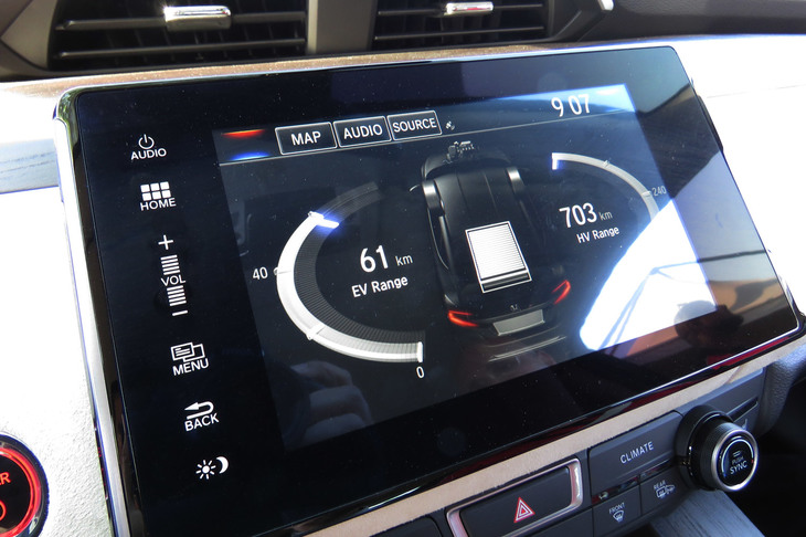 ダッシュボードのモニターに表示された走行可能距離。東京モーターショー当時のアナウンスによると、「クラリティ プラグインハイブリッド」のEV走行距離は100kmに達するという。