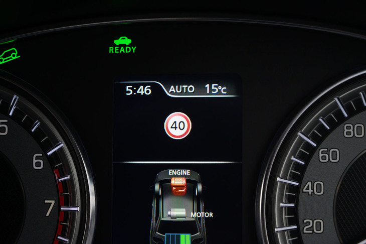 予防安全装備では、カメラで読み取った道路標識の情報をメーター内のディスプレイに表示する「標識認識機能」を追加。車両進入禁止、はみ出し通行禁止、最高速度の標識に対応している。