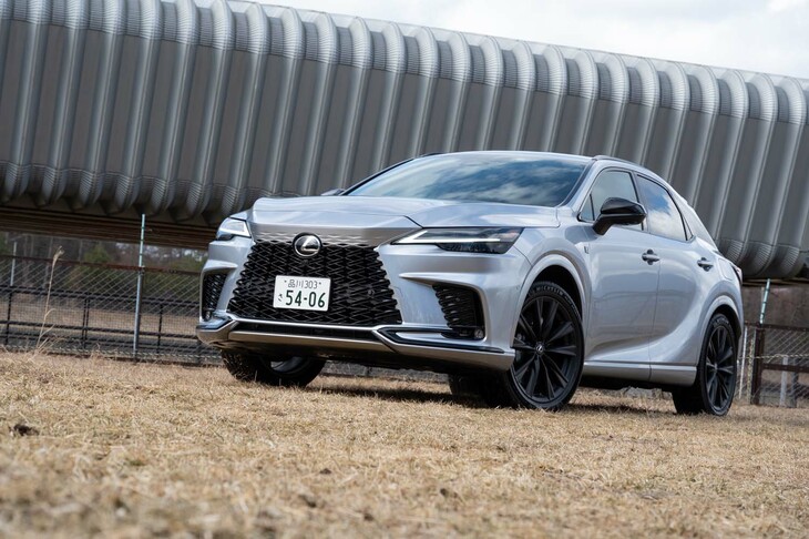 レクサスのアイデンティティーである「スピンドルグリル」は、進化を遂げて「スピンドルボディー」へ。グリルからボンネットへとシームレスにつながっている。