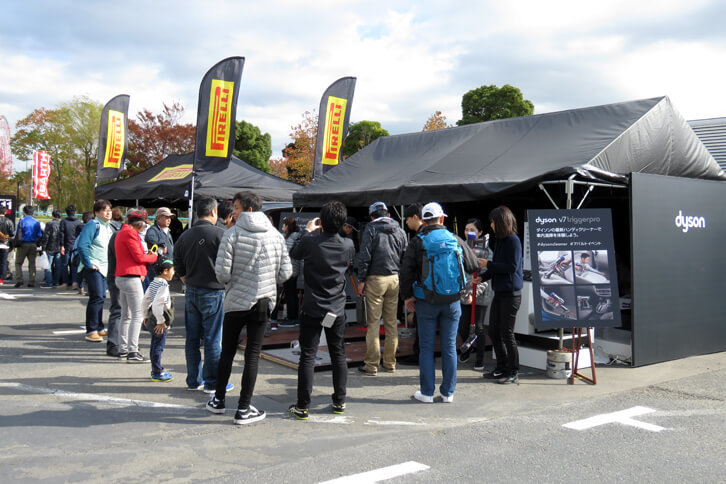 イベント広場に立てられた英国のクリーナーメーカー、ダイソンと、イタリアのタイヤメーカー、ピレリのブース。ステージイベントや同乗試乗会の合間には、ご覧の人だかりが出来ていた。