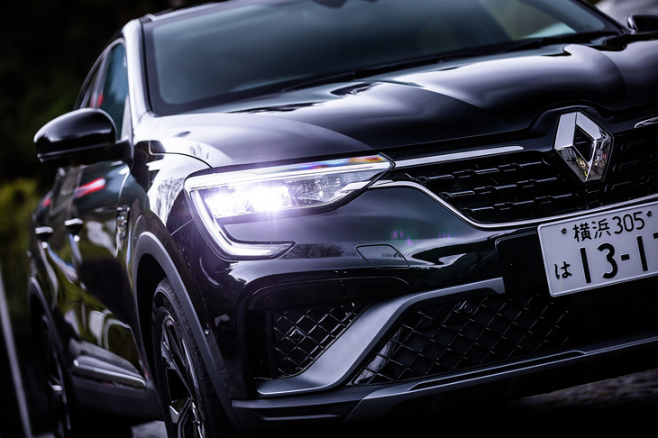 ひと目でルノー車とわかるCシェイプのLEDヘッドランプが組み込まれたフロントフェイス。F1から着想を得たというフロントブレードや、バンバーの両端にホイールハウスにつながるエアディフレクターを装備するなど、空力面での工夫にも抜かりがない。