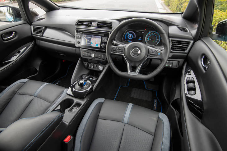 インテリアは標準車と共通。「G」グレードにはシート地に本革が採用される。