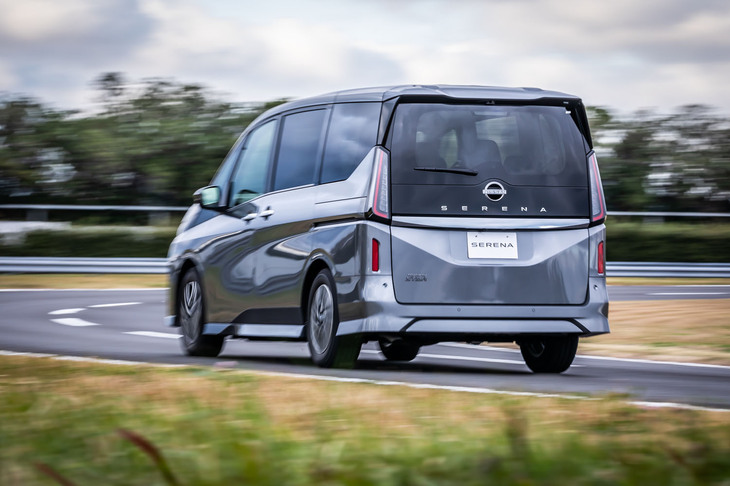 「セレナ ハイウェイスターVプロトタイプ」の走行シーン。