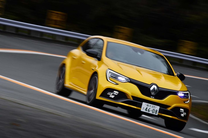 「メガーヌR.S.トロフィー」は、ホイールやバッテリーなどの軽量化により、車重を「メガーヌR.S.」比で10kg軽減。俊敏性を一段と向上させた。