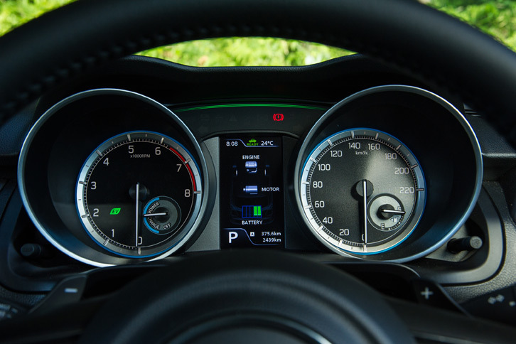 中央部にカラー液晶のマルチインフォメーションディスプレイを備えた2眼式メーター。フルハイブリッド車では、文字盤にブルーのイルミネーションが用いられる。