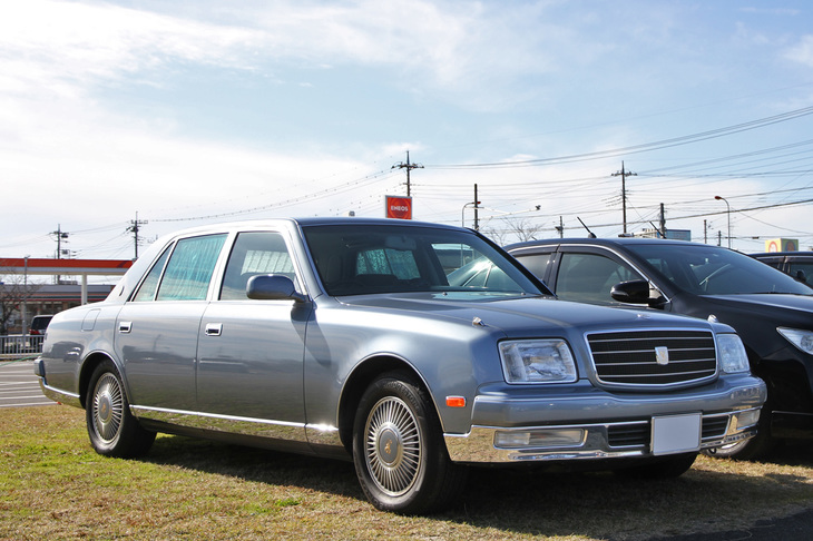 黒塗りではなくドアミラー仕様で、法人ではなく個人所有然とした2代目「トヨタ・センチュリー」。ちなみにライトブルーメタリックのボディーカラーのカラーネームは「瑞雲（ずいうん）」という。