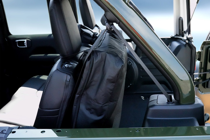 リアクオーターウィンドウは脱着式。取り外した部分は、専用バッグに入れてリアシートの背もたれ後方に収納できる。