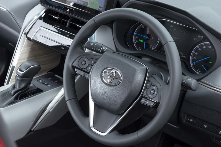 本革巻きのステアリングホイールにはホーンパッド下の部分にサテンメッキ加飾が施される。