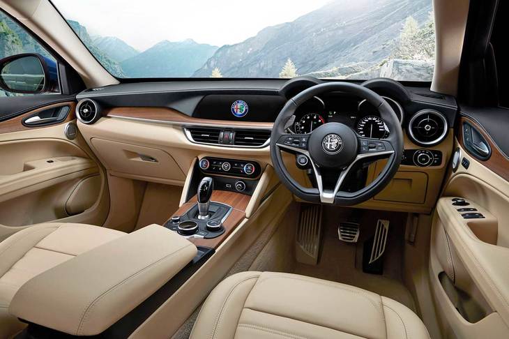 「ステルヴィオ2.0ターボQ4ラグジュアリーパッケージ」