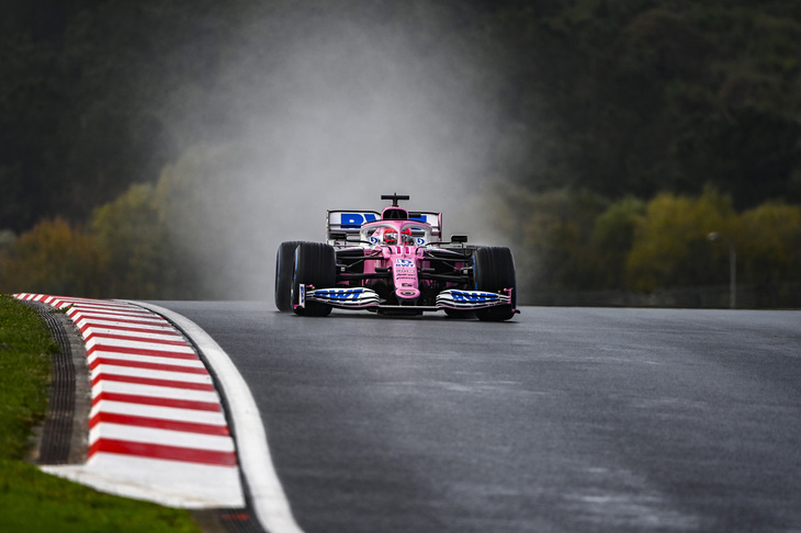 ハミルトンと並び称されるタイヤマスターといえば、レーシングポイントのペレス。僚友ランス・ストロールが初ポールから2ストップ作戦でズルズルと後退する一方、ペレスは1ストップでロングランを成功させ、「あと1周あったらタイヤがブローしていたかも」というギリギリの戦いの末に見事2位を守り切った。（Photo=Racing Point）