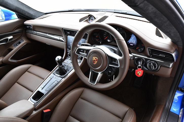 内装色はブラックが標準だが、テスト車にはオプションで用意されるサドルタンの「レザーインテリア」が用いられていた。