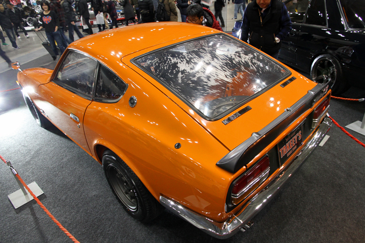 1972年「日産フェアレディZ432R」（出展：オートショップタキーズ）。現存数台といわれる、ボディーに薄い鋼板を使ったレース用ライトウェイト仕様。アクリル製のサイドおよびリアウィンドウに経年劣化で入った傷がオリジナルの証しとか。8640万円。
