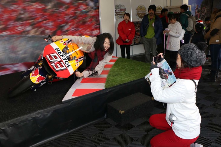 Honda Racing THANKS DAY以外でも、さまざまなイベントで展示される「なりきり！ MotoGPライダー」。コーナリングと同様に傾いた状態になっている本物のGPマシンにまたがり、ハングオン体験ができるもの。もちろん、インスタ映えもばっちりだ。