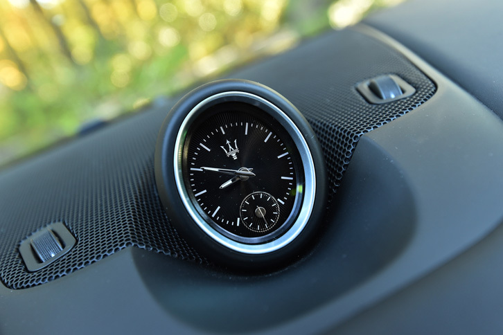 ダッシュボードの上部に備わる、アナログ式の時計。