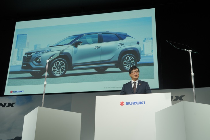 「フロンクス」の商品企画や技術的特徴を解説する、チーフエンジニアの森田祐司氏。足まわりなどはもちろんのこと、ADASやインターフェイスの説明でも、「運転の楽しさが感じられる～」という表現が出てきて驚いた。