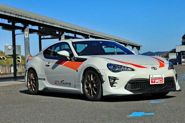 こちらの車両は2016年式「トヨタ86 GT」がベース。外装にはTRDの空力パーツをひとそろえ装備しており、サスペンションキットとも相まって最低地上高がしっかりダウンしている。