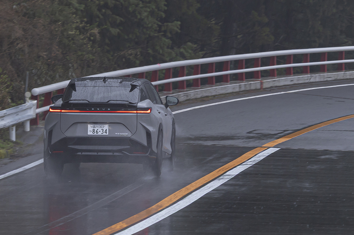 【レクサスRZ550e“Fスポーツ”のスペック】
	ボディーサイズ：全長×全幅×全高＝4805×1895×1635mm／ホイールベース：2850mm／車重：2140kg／駆動方式：4WD／モーター：交流同期電動機／フロントモーター最高出力：227PS（167kW）／フロントモーター最大トルク：268N・m（27.3kgf・m）／リアモーター最高出力：227PS（167kW）／リアモーター最大トルク：268N・m（27.3kgf・m）／システム最高出力：408PS（300kW）／タイヤ：（前）235/50R20 104V XL／（後）255/45R20 104V XL（ダンロップSPスポーツマックス060）／一充電走行距離：582km（WLTCモード）／価格：950万円
	
	【取材時の燃費データ】
	テスト距離：256.4km（市街地1：高速道路7：山岳路2）／消費電力量：--kWh／参考電力消費率：6.4km/kWh