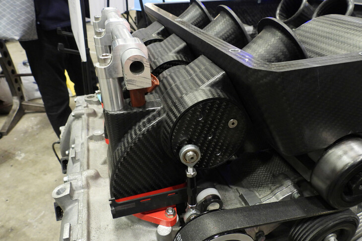 スロットルバルブはローラ―バレル式で、全開時の吸気抵抗を低減している。