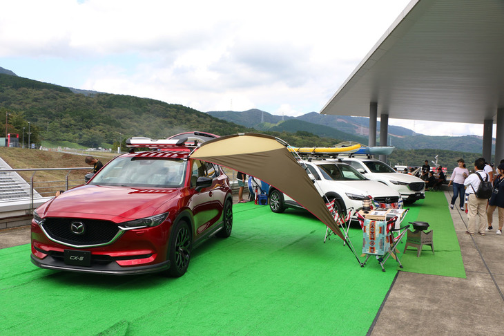 マツダ新世代商品群のSUV「CX-3」「CX-5」「CX-8」の3台は、アウトドアニーズにスポットを当てた用品装着車が展示された。マツダのSUVはどれも人気が高いだけに、来場者からの高い関心を集めていた。