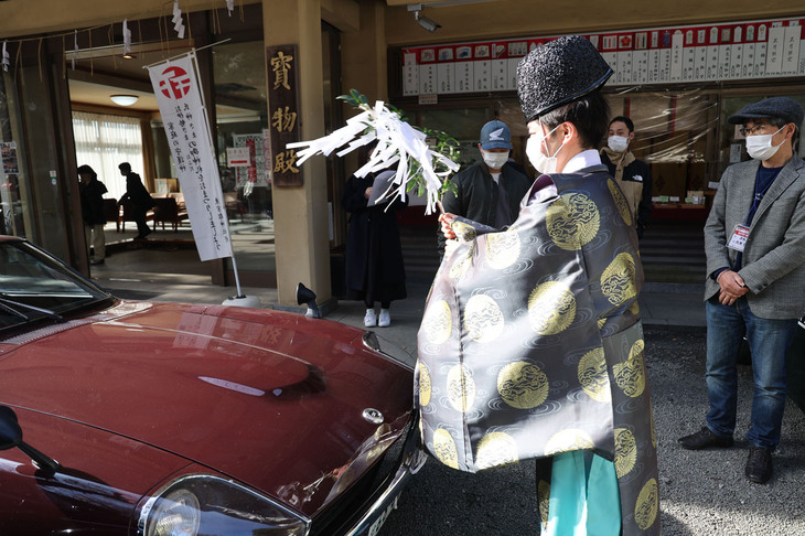 参加車両とオーナーは個別にもおはらいを受けた。