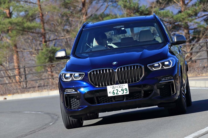 キドニーグリルやエアインテークは「Mパフォーマンスモデル」専用色となる「セリウムグレー」でコーディネート。グリル内にはエアシャッターが備わっている。