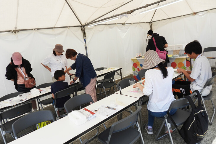 こちらは野菜のエキスを使った、透明な「宝石せっけん」のワークショップ。