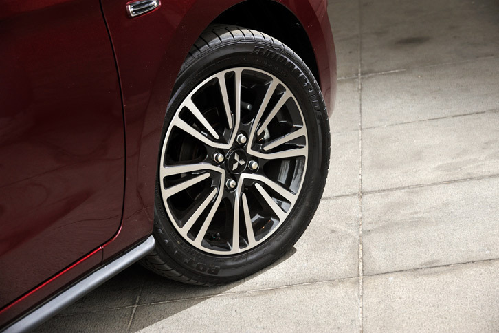 今回のマイナーチェンジでは、ブラック塗装と切削光輝加工が施された15インチアルミホイールが新たに採用された。