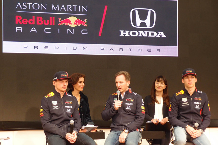 トロロッソのメンバーに続いて登壇したレッドブルの3人。写真左から、マックス・フェルスタッペン、クリスチャン・ホーナー チーム代表、そしてピエール・ガスリー。