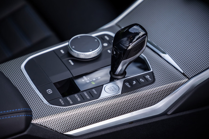 トランスミッションは8段AT。シフトレバーの周囲に、走行モードのセレクターやインフォテインメントシステムの操作スイッチが整然と配置されている。