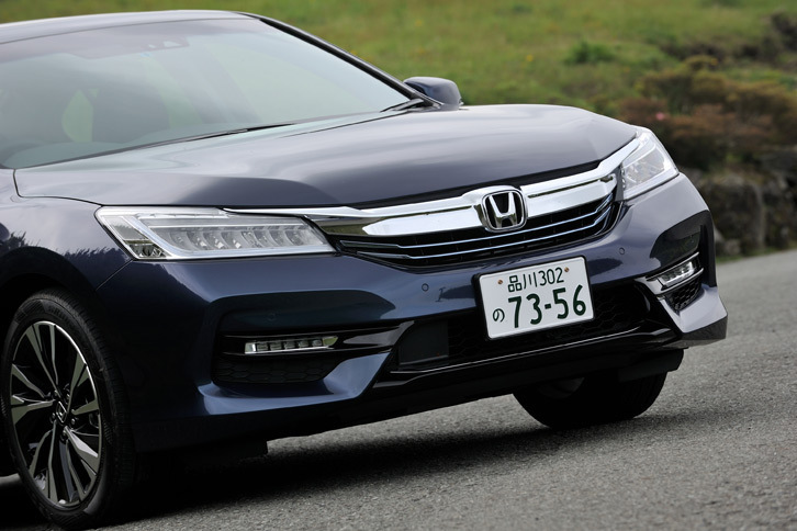 意匠が変更されたフロントまわり。光を屈折させて前へ照射するインライン式のフルLEDヘッドライトが採用された。