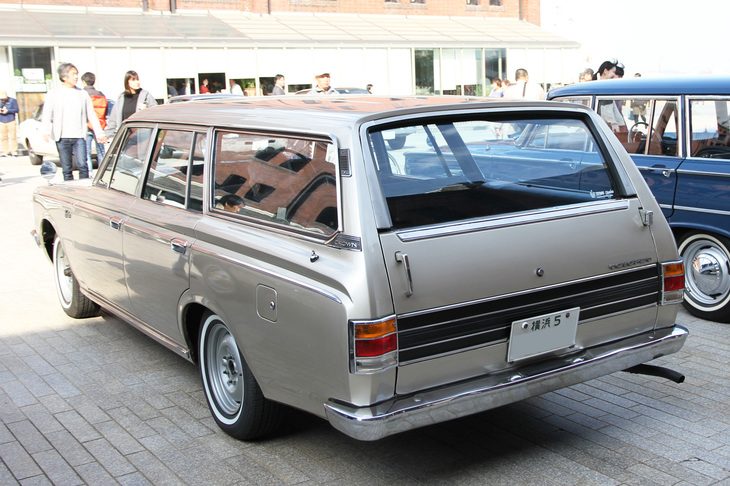 「トヨペット・クラウン カスタム」の後ろ姿。アメリカ車のワゴンによくあった、横開きのテールゲートを持つ。筆者の知る限り、横開きテールゲートを持つ国産の量産乗用ワゴンはこれ1台のみ（商用バンなら存在するが）。折り畳み式のサードシートを備えた8人乗りだが、サードシートは横向きで、これも国産では唯一と思う。